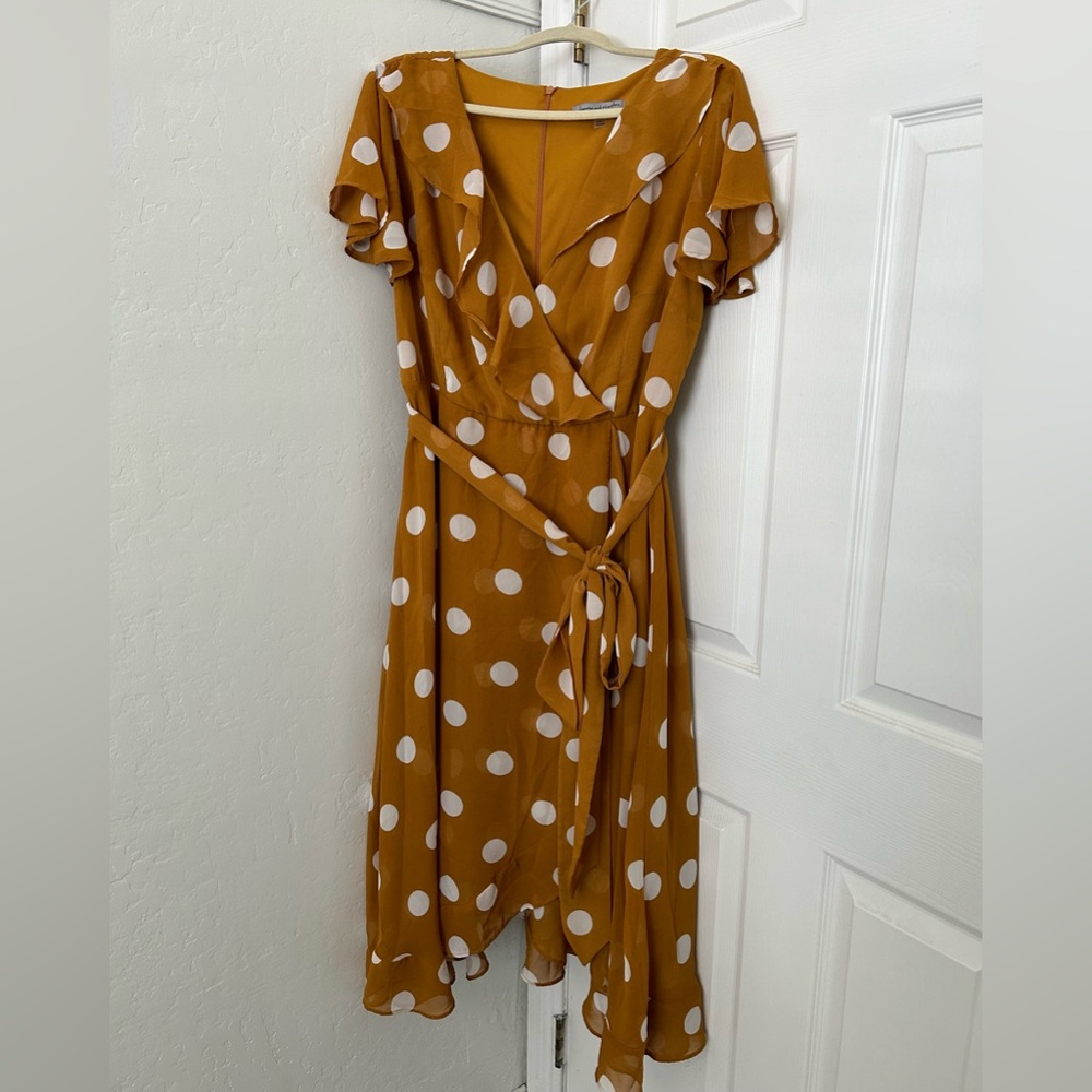 Mustard polka dot wrap ilusión flowy dress